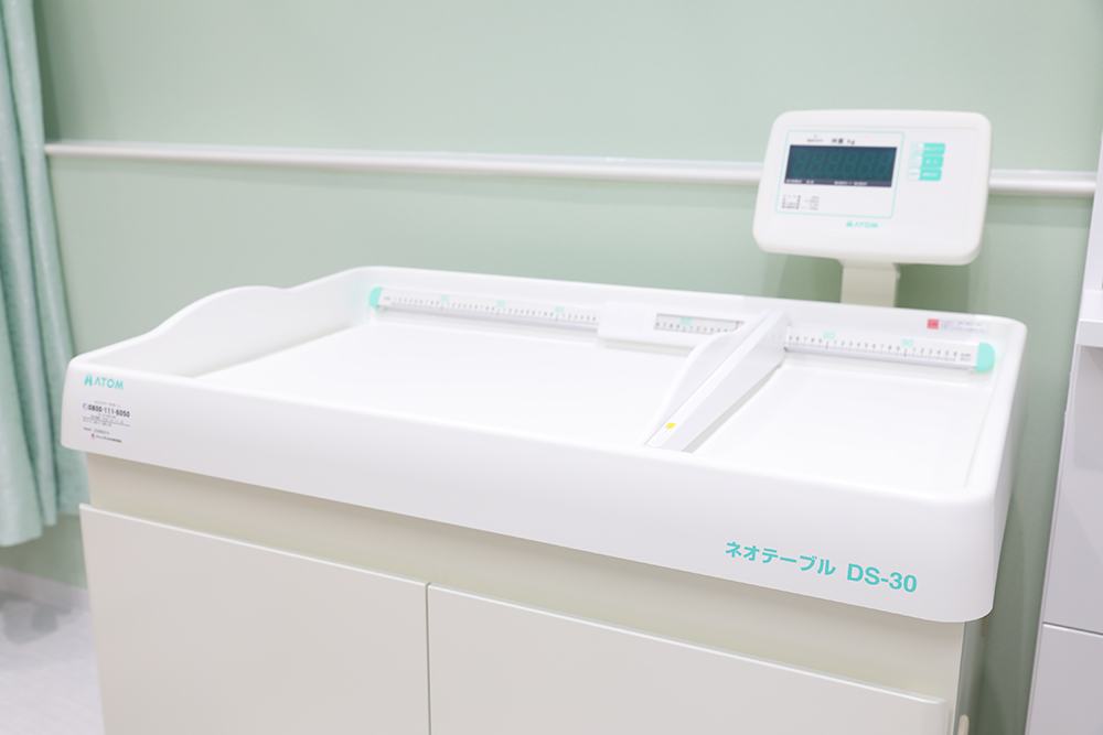 新生児の診察と体重・身長を測定する機械です。

