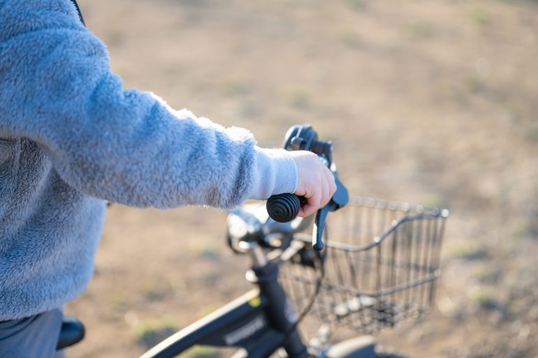 自転車をおす子ども