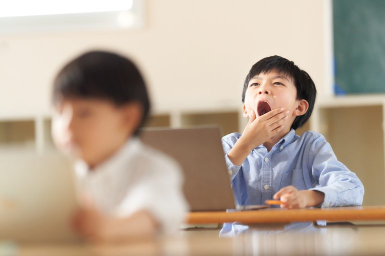 あくびをする男の子